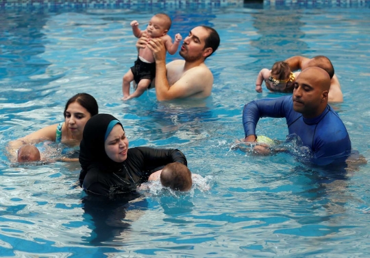 Intip mama muda di Mesir latih bayinya berenang