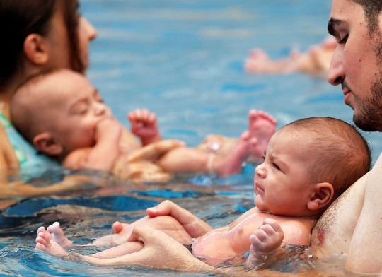 Intip mama muda di Mesir latih bayinya berenang