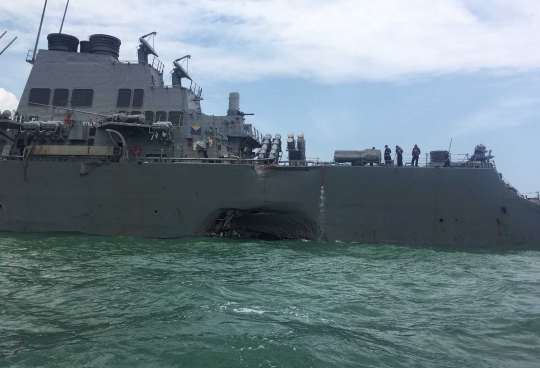 Kondisi kapal perang AS usai tabrak kapal tanker di Selat Malaka