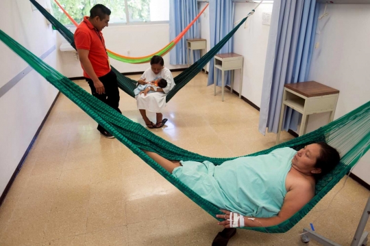 Rumah sakit di Meksiko ini ganti ranjang pasien dengan hammock