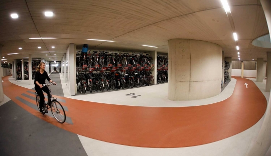 Begini parkiran sepeda teristimewa dan terbesar dunia di Belanda