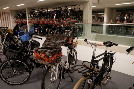 Begini parkiran sepeda teristimewa dan terbesar dunia di Belanda