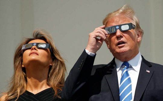 Ekspresi Trump nekat lihat gerhana matahari tanpa kacamata