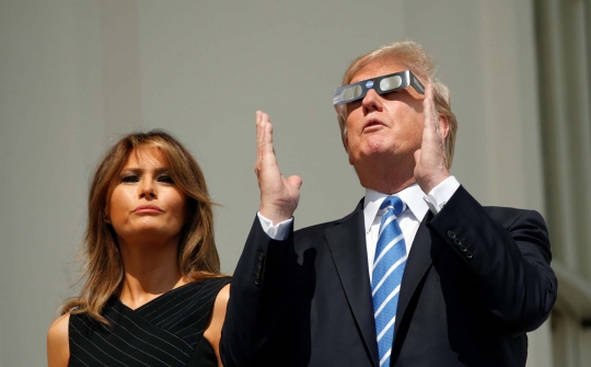 Ekspresi Trump nekat lihat gerhana matahari tanpa kacamata
