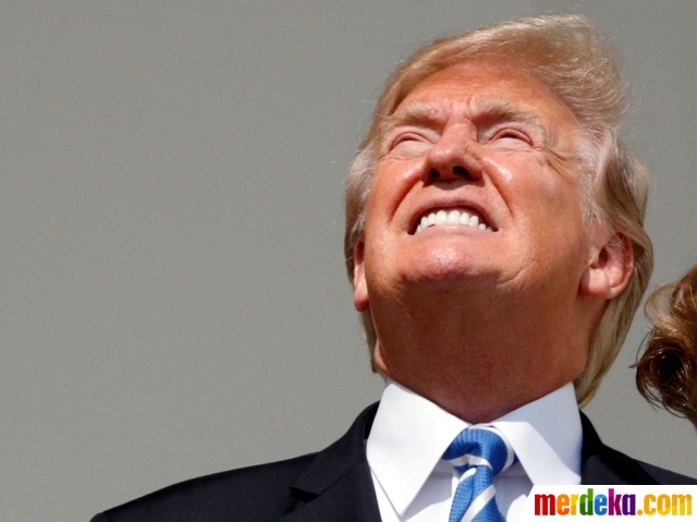 Foto Ekspresi Trump Nekat Lihat Gerhana Matahari Tanpa