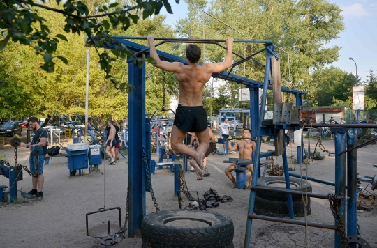 Unik, gym di Ukraina ini ubah sisa kendaraan perang jadi alat fitness