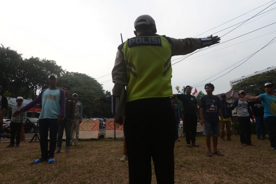 Antusias Pak Ogah belajar pengaturan lalu lintas