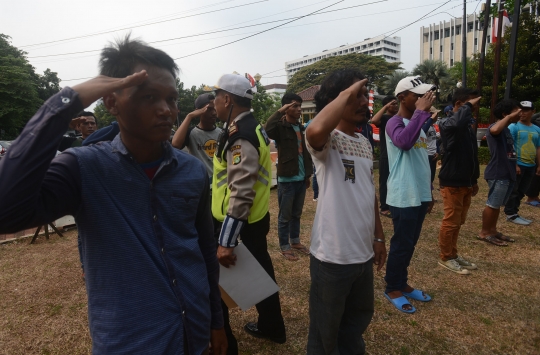 Antusias Pak Ogah belajar pengaturan lalu lintas