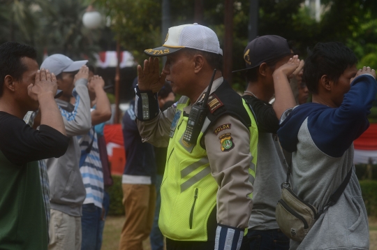 Antusias Pak Ogah belajar pengaturan lalu lintas