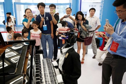 Tampil di Konferensi Robot Dunia, robot piano ini menghipnotis pengunjung