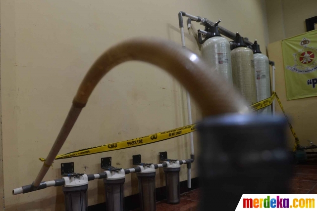 Foto Ini pelaku dan alat produksi pabrik Aqua palsu di Foto Ini pelaku dan alat produksi pabrik Aqua palsu di