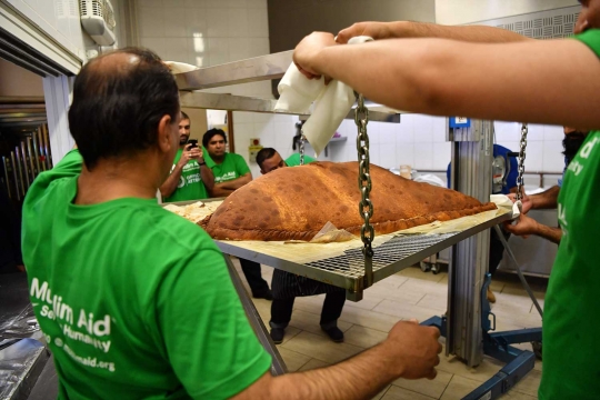 Memecahkan rekor membuat kue samosa terbesar di dunia menjelang Idul Adha