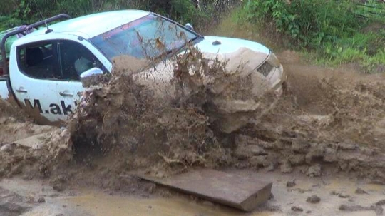 Bertaruh nyawa melintasi jalan rusak di perbatasan Malinau-Malaysia