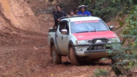 Bertaruh nyawa melintasi jalan rusak di perbatasan Malinau-Malaysia