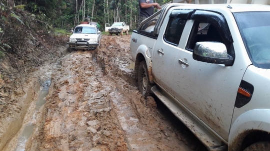 Bertaruh nyawa melintasi jalan rusak di perbatasan Malinau-Malaysia