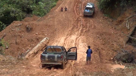 Bertaruh nyawa melintasi jalan rusak di perbatasan Malinau-Malaysia