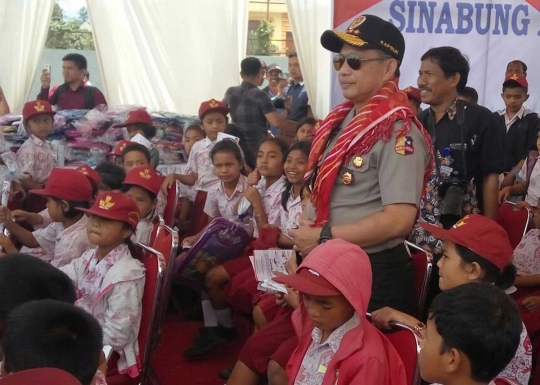 Gaya Kapolri Tito kunjungi korban Gunung Sinabung