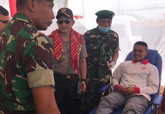 Gaya Kapolri Tito kunjungi korban Gunung Sinabung