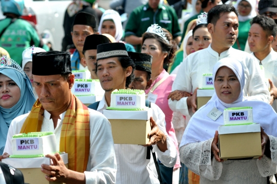 Ratusan pengantin menikah massal di acara PKB Mantu