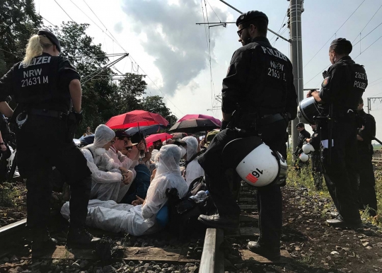 Protes pertambangan batu bara cokelat, aktivis nekat blokir jalur kereta di Jerman