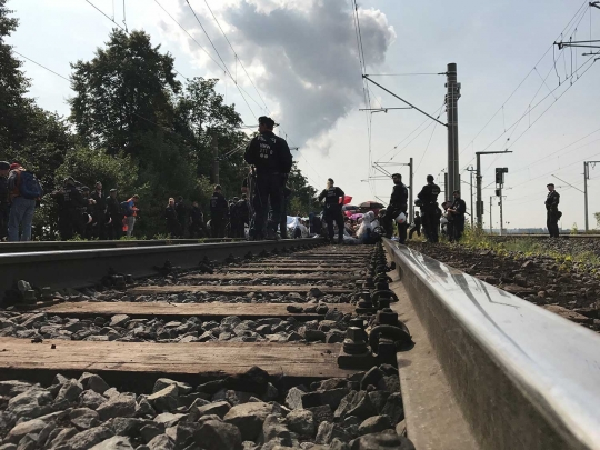 Protes pertambangan batu bara cokelat, aktivis nekat blokir jalur kereta di Jerman