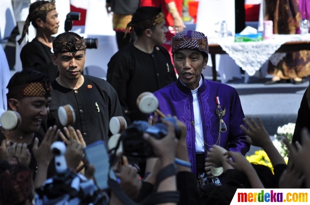 Foto : Gaya Jokowi berbusana Sunda saat pimpin Karnaval 