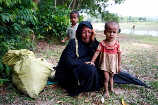 Tangis histeris wanita Rohingya saat ditolak mengungsi ke Bangladesh