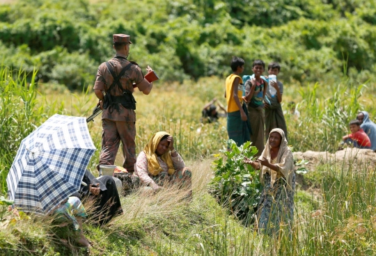 Tangis histeris wanita Rohingya saat ditolak mengungsi ke Bangladesh