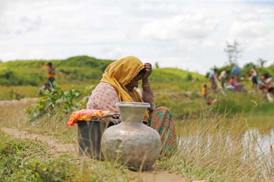 Tangis histeris wanita Rohingya saat ditolak mengungsi ke Bangladesh