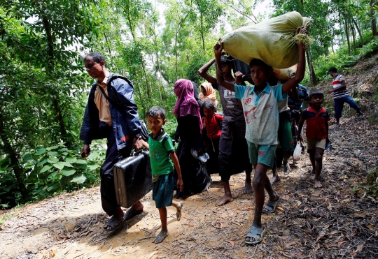 Tangis histeris wanita Rohingya saat ditolak mengungsi ke Bangladesh