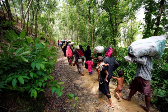 Tangis histeris wanita Rohingya saat ditolak mengungsi ke Bangladesh