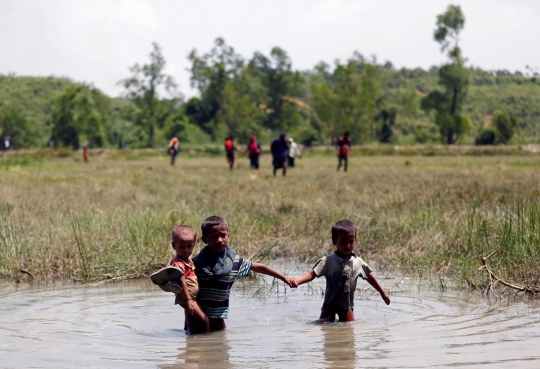 Tangis histeris wanita Rohingya saat ditolak mengungsi ke Bangladesh