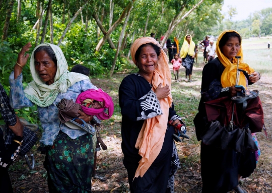 Tangis histeris wanita Rohingya saat ditolak mengungsi ke Bangladesh