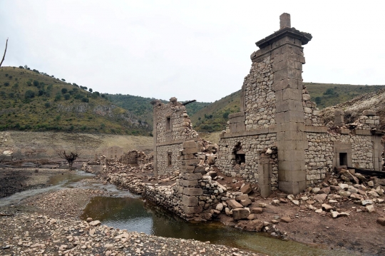 Kota kuno ini muncul setelah 60 tahun tenggelam di waduk Spanyol
