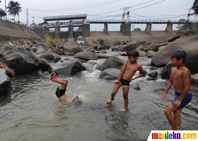 Foto : Keceriaan anak-anak saat debit pintu air Katulampa 