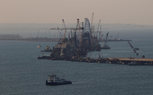 Melihat cara Rusia bangun jembatan penghubung Krimea di atas Selat Kerch