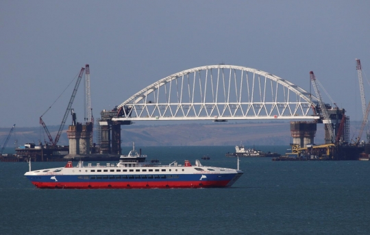Melihat cara Rusia bangun jembatan penghubung Krimea di atas Selat Kerch