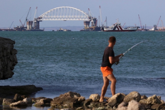 Melihat cara Rusia bangun jembatan penghubung Krimea di atas Selat Kerch