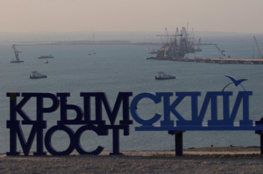 Melihat cara Rusia bangun jembatan penghubung Krimea di atas Selat Kerch