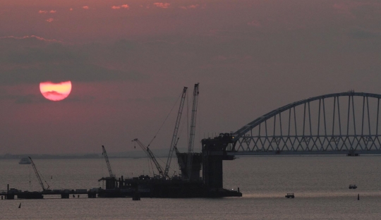 Melihat cara Rusia bangun jembatan penghubung Krimea di atas Selat Kerch