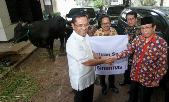Sinarmas serahkan hewan kurban ke Dewan Masjid Indonesia