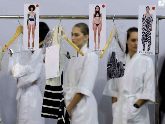 Mengintip model cantik Sao Paulo Fashion Week di kamar ganti