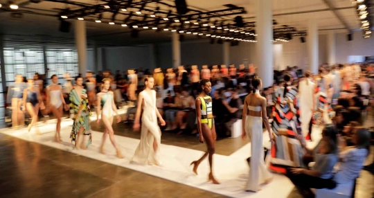 Mengintip model cantik Sao Paulo Fashion Week di kamar ganti