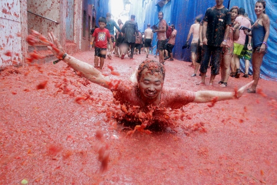 Meluncur dan saling lempar di Festival Tomatina