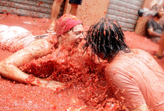 Meluncur dan saling lempar di Festival Tomatina