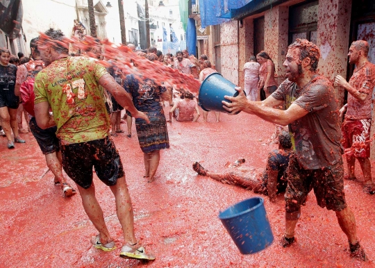 Meluncur dan saling lempar di Festival Tomatina