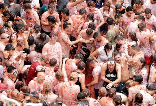 Meluncur dan saling lempar di Festival Tomatina