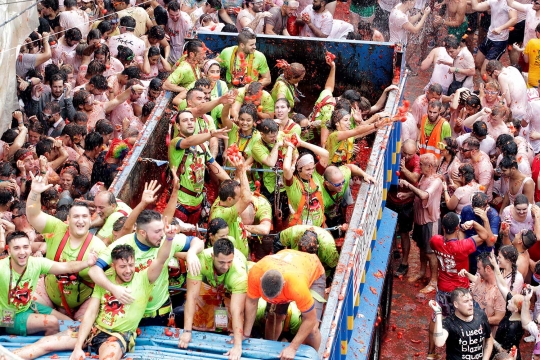 Meluncur dan saling lempar di Festival Tomatina