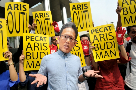 Aksi teatrikal menuntut Aris Budiman dipecat dari Direktur Penyelidikan KPK