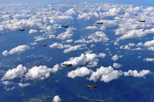 Di tengah teror balistik Korut, AS terbangkan Bomber dan F-35 di langit Korsel